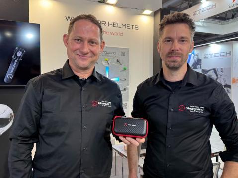 Bikerguardin kehittäjät Jaka Benčina ja Peter Boscaroli viime vuoden marraskuussa EICMA:ssa.