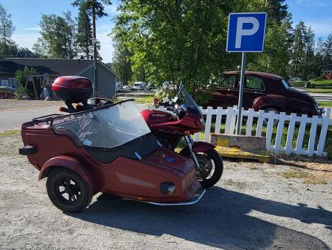 Sivuvaunun kyytiin mahtuu kyytiläisen lisäksi myös paljon matkatavaroita.