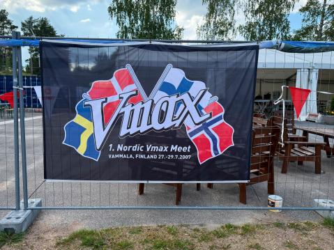 Ensimmäisen Nordic VMax Meetin alkuperäinen banderolli vuodelta 2007.