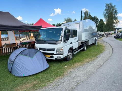 Raatsin kuorma-auto ja majoitus.