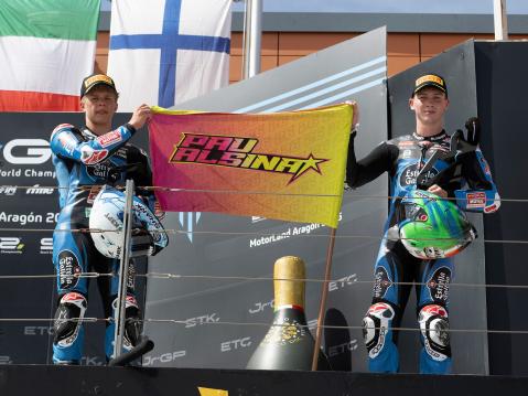 Casey O'Gorman (vas.) ja Rico Salmela kunnioittivat tallikaverinsa Pau Alsinan muistoa podiumilla.