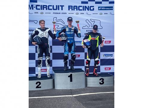 Rasmus Nurmi ja kisakumppanit podiumilla Alastarolla.