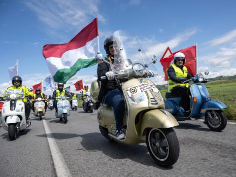Kuva Vespa-paraatista. Ensi vuonna 80-vuotisjuhlatapahtuma järjestetään Roomassa. Kuva: Vespa.