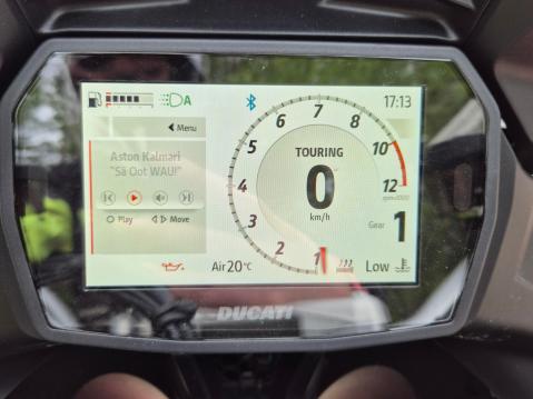 Ducati Multistrada V2 S. TFT-mittaristo. Pyörään saa liitettya älypuhelimen, jolloin mittaristolta voi hallita esimerkiksi kuunneltavaa musiikkia (varauksin?) tai nähdä keneltä tuleva puhelu on peräisin.