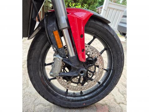 Ducati Multistrada V2 S. USD-etuhaarukka ja Brembon tuplalevyt. Jarrut toimivat hyvin.