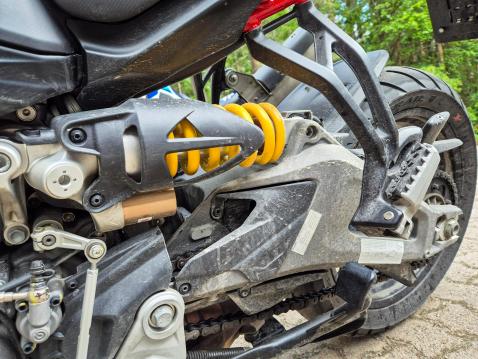 Ducati Multistrada V2 S. Kaksipuolinen keinuhaarukka takana ja elektronisesti täysin säädettävä monovaimennin.