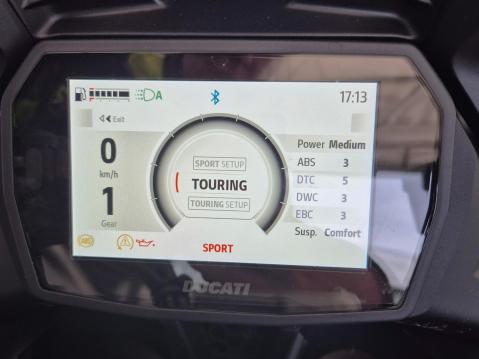 Ducati Multistrada V2 S. Touring ajomoodissa jousituksen asetusten valinta on mukavuuspainotteinen Comfort ja tehovalinta medium.
