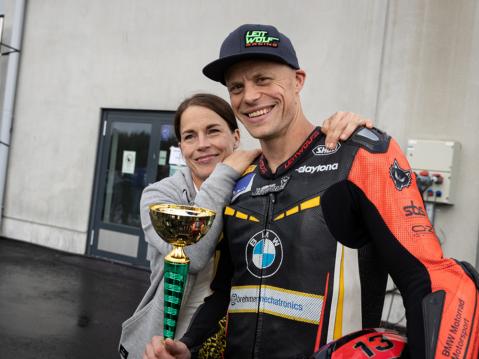 Ville Valtonen Superbike SM 2024 KymiRing-kisan voittaja. Jokaisen kuskin menestymiseen vaikuttavat läheiset ja yhteistyökumppanit. Kuva: Esko Kivelä