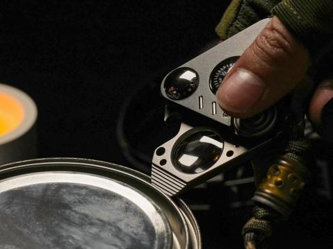 Ti-Scoutilla saa avattua vaikkapa maalipurkin kannen.