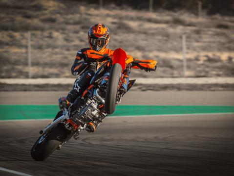 Vuosimallin 2026 KTM 690 SMC R.