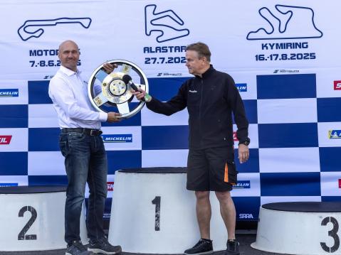 SMOTOn kiertovanne luovutettiin myös kerholle, merkiksi ensikevään Hymyilevän Motoristin Kevätpäivän järjestämiseksi. Kuva Jari Heikkilä.