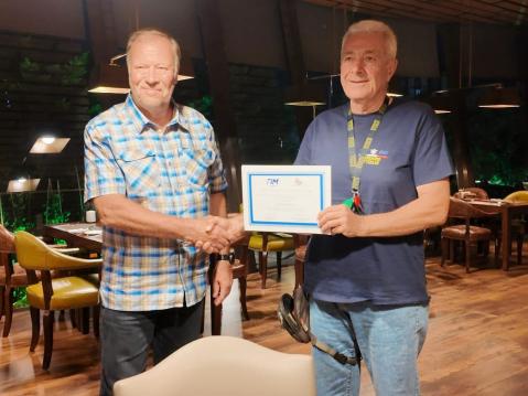 Kurssitodistuksen luovutus. Kuvassa Jari Heinilä ja kouluttaja Panos Kalaitzis
