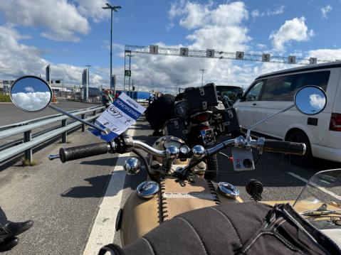 Vilkut, valonvaihdin ja tööttä on keskitetty vasemmalle.
