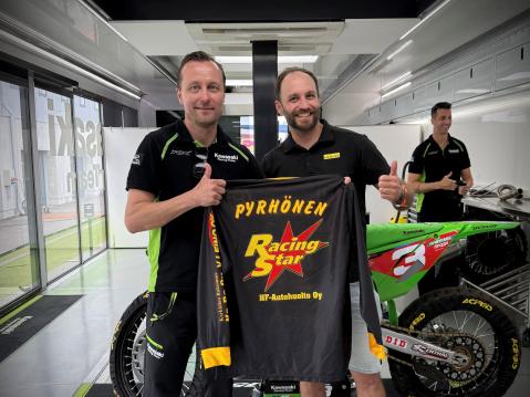 Timo Savornin luovutti Antti Pyrhöselle tämän vanhan ajopaidan Kymiringin MXGP-kisassa.
