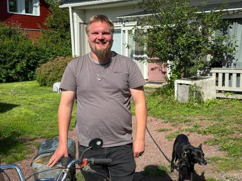 Myös Miikan koira nauttii sivuvaunukyydistä.