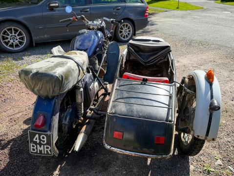 Sivuvaunu on kunnolla ja oikeaoppisesti kiinnitetty veturiin.