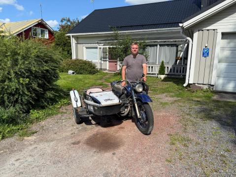 Miika ja sivuvaunu-IC valmiina kohti uusia seikkailuja.