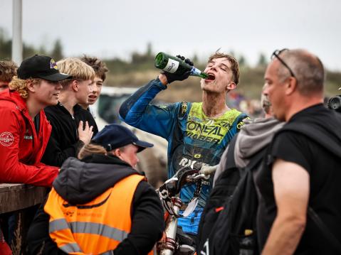 Arttu Sahlsténin voiton juhlaa. Kuva Xracing Jani Hovi.