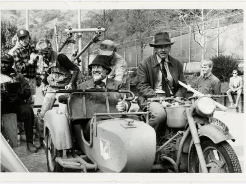 Sir Sean Connery ja Harrison Ford kuvaustauolla. Kuva Propstore.