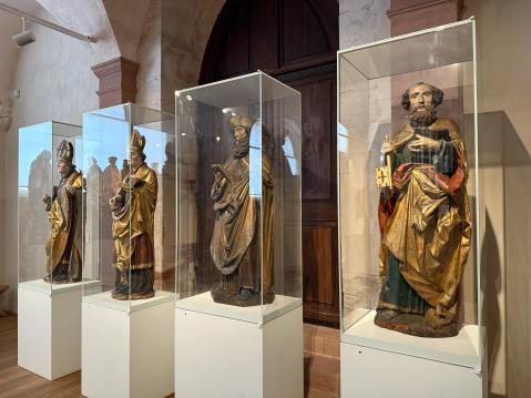 Hans Bongartin 1500-luvulla tekemiä apostolien puuveistoksia. Kuva Eija Kyllönen.