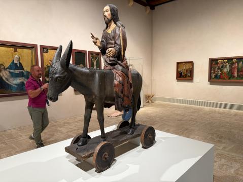 Jeesus ratsastaa aasilla. Veistos 1400-luvulta. Museo Unterlinden, Colmar. Kuva Eija Kyllönen.