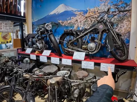 Oikealla yläkulmassa näkyvää 1930-luvulla valmistettua japanilaista moottoripyörää yritti tuottaja saada mukaan Godzilla-elokuvaan - onnistumatta.