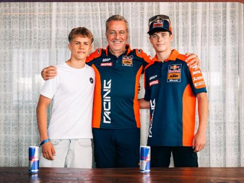 Rico Salmelan tallikaverina on Valentin Perrone. Kuvassa keskellä Red Bull KTM Tech3 -tallin omistaja Hervé Poncharal.