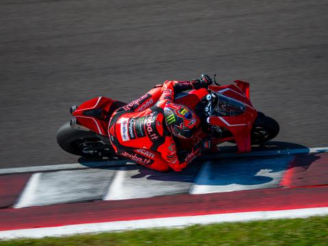Ducati Panigale V4 R vuosimallia 2026.