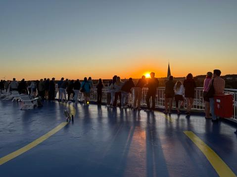 Aurinko laski, kun laiva saapui Travemünden satamaan.