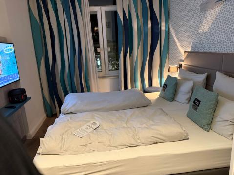 Hotellihuone oli pieni, mutta asiallinen. Huoneen tv pöpsähti päälle aivan irrationaalisesti, mutta lopulta sekin ymmärsi olla hiljaa.