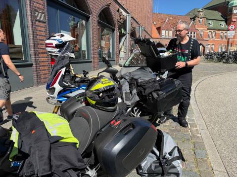 Aamiaisen ja pienen tutustumispyrähdyksen jälkeen, pyörät pakattiin ja lähdettiin jatkamaan matkaan.