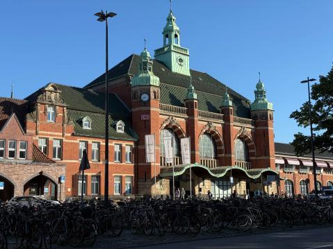 Lyypekin rautatieasema on suoraan hotellin vastapäätä.