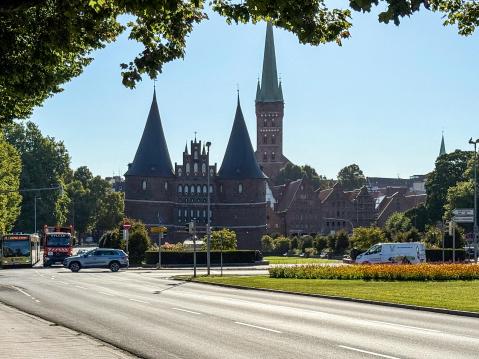 Holstentor (rakennettu vuonna 1478) on toinen Lyypekkia ympäroöineistä vanhoista kaupunginporteista. Taustalla Lyypekin Pyhän Pietarin kirkko.