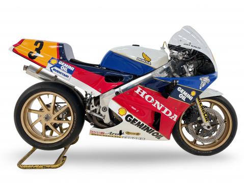 Joey Dunlopin Mansaaren ajojen voittoisa Honda RC30 vm 1988.