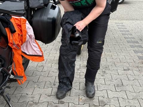 Housut on helppo pukea vaikka ajosaappaat jalassa...