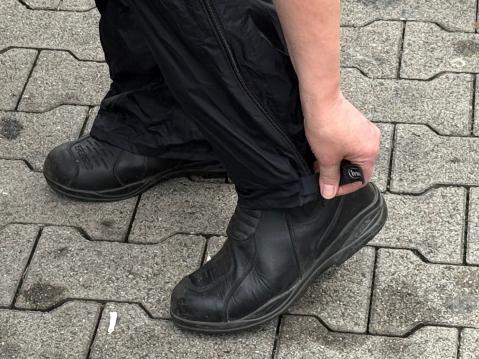 Lahkeiden kiristys viimeistellään tarranauhalla.