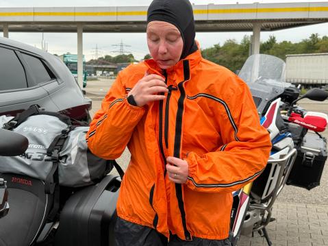 Korkea kaulus ja takin tuplakiinnitys takaavat, että vesi pysyy ulkopuolella.