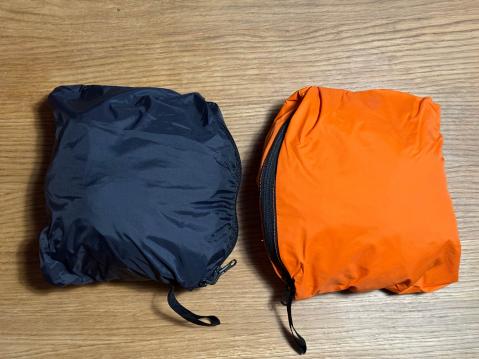 Takki ja housut menevat pieniin noin 20x20 cm kokoisiin pusseihin.