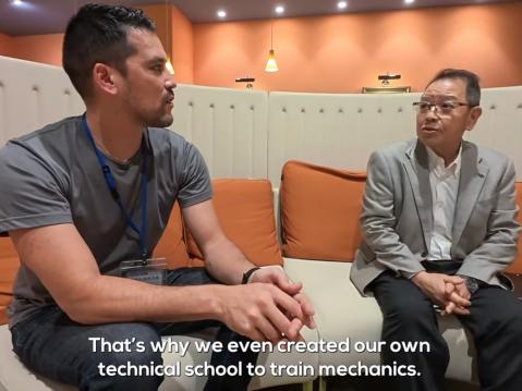 Kaito haastattelemassa BDS Auctionsin perustajaa Takeshi Nakayamaa.