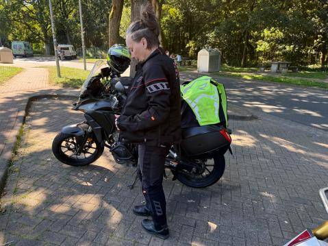 150 kilometria takan. Ensimmäinen pysähdys Walsrodessa. Lämpötila kohosi helteen puolelle, joten varjopaikka oli tarpeen.