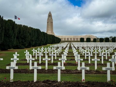 Douamont Ossuary valvoo sotilaiden ikuista unta.