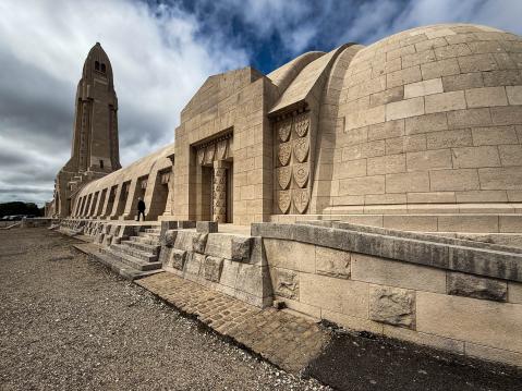 Douaumont Ossuaryn ulkonäkö tuo mieleen sekä panssarijunat että bunkkerit. Rakennuksen ulkoseinissä on sen rakentamisen rahoitukseen osallistuneiden kaupunkien vaakunoita.