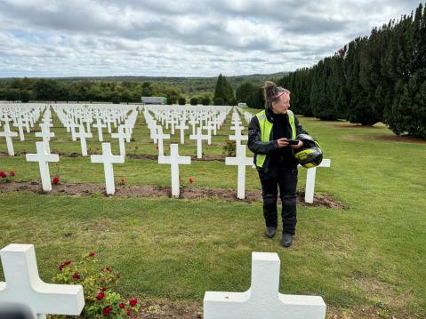 Ossuary ja hautausmaa, sekä tietoisuus siitä, että Verdunin taisteluissa kuoli yli 700 000 ihmistä 10 kuukauden aikana tekevät nöyräksi ja saavat miettimään, onko ihmisellä kykyä oppia menneestä.