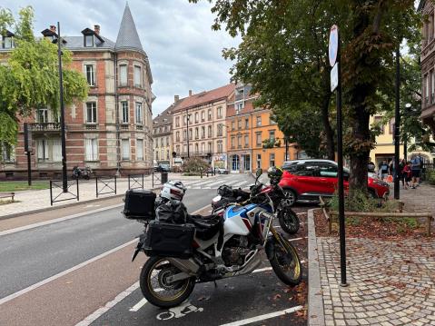 Pyörät jätettiin kadun varrelle parkkiin.