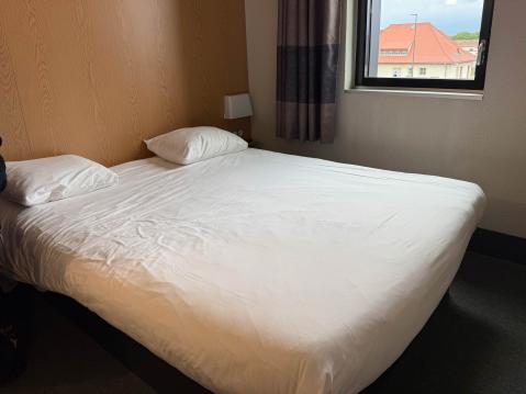 Huone oli hyvin riisuttu versio hotellihuoneesta.