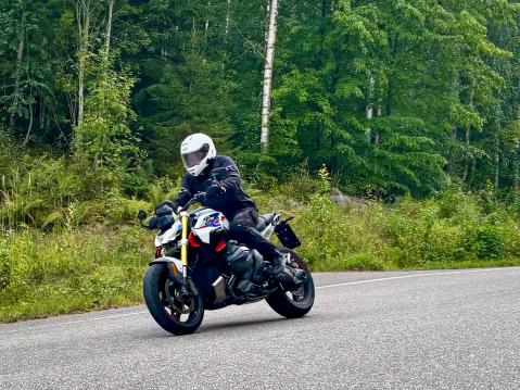 Juha Harmanen ja BMW R 1300 R.