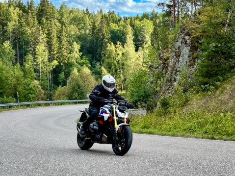 Juha Harmanen ja BMW R 1300 R.