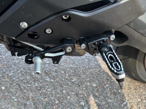 BMW R 1300 R: Performance-pakettiin kuuluu säädettävä jalkatapit ja vaihdepoljin.
