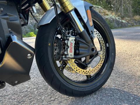 BMW R 1300 R: BMW luottaa edelleen Brembon jarrupakettiin. Ajossa jarrut ovat tunnokkaat.