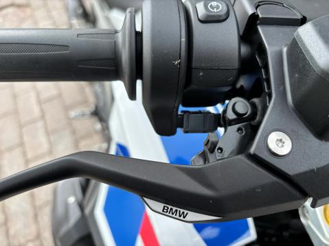 BMW R 1300 R: Jarrukahvan etäisyyden säätö on toteutettu vivulla rullan sijasta. 